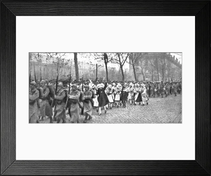 Framed Print : A Metz; L'entrée des Francais, le 19 novembre 1918: au defile des troupes se sont... 1918. Creator: Unknown Framed Print : A Metz; L'entrée des Francais, le 19 novembre 1918: au defile des troupes se sont... 1918. Creator: Unknown