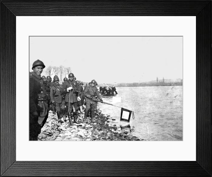 Framed Print : Sur le Rhin; A Huningue le 21 novembre 1918, la deuxieme division marocaine baigne... 1918. Creator: Unknown Framed Print : Sur le Rhin; A Huningue le 21 novembre 1918, la deuxieme division marocaine baigne... 1918. Creator: Unknown