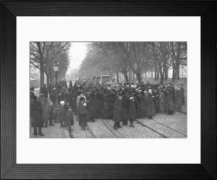 Framed Print : Journees inoubliables a Strasbourg; Le 21 novembre, a 8 heurs du matin, les premiers... 1918. Creator: Unknown Framed Print : Journees inoubliables a Strasbourg; Le 21 novembre, a 8 heurs du matin, les premiers... 1918. Creator: Unknown