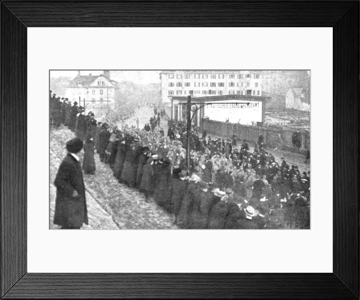 Framed Print : Journees inoubliables a Strasbourg; Le meme jour, trois bataillons d'infantrerie viennent... 1918. Creator: Unknown