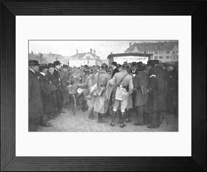 Framed Print : Journees inoubliables a Strasbourg; Les chefs de section prennent les ordres et... 1918. Creator: Unknown Framed Print : Journees inoubliables a Strasbourg; Les chefs de section prennent les ordres et... 1918. Creator: Unknown
