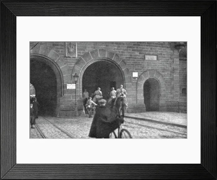 Framed Print : Journees inoubliables a Strasbourg; Un peloton de cavalerie entre a son tour par la... 1918. Creator: Unknown Framed Print : Journees inoubliables a Strasbourg; Un peloton de cavalerie entre a son tour par la... 1918. Creator: Unknown