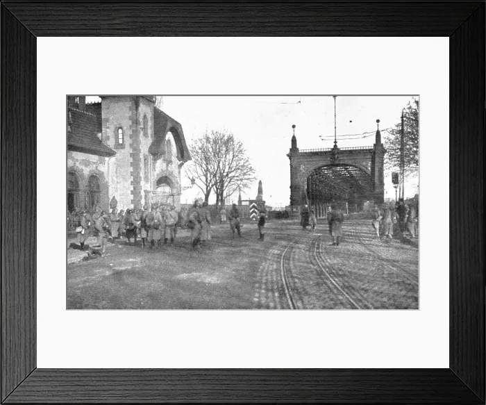 Framed Print : Journees inoubliables a Strasbourg; Le poste de garde francais charge de la surveillance... 1918. Creator: Unknown Framed Print : Journees inoubliables a Strasbourg; Le poste de garde francais charge de la surveillance... 1918. Creator: Unknown