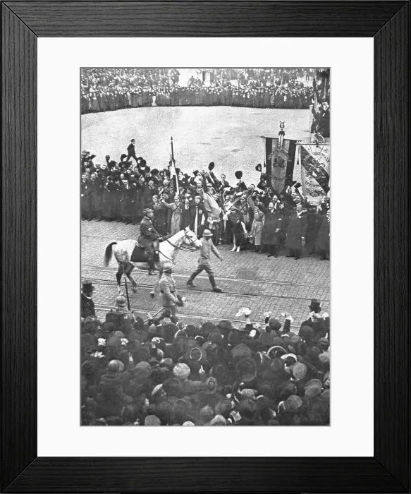 Framed Print : Notre entrée a Strasbourg; En tete de ses troupes, le general Gouraud, 1918. Creator: Unknown Framed Print : Notre entrée a Strasbourg; En tete de ses troupes, le general Gouraud, 1918. Creator: Unknown