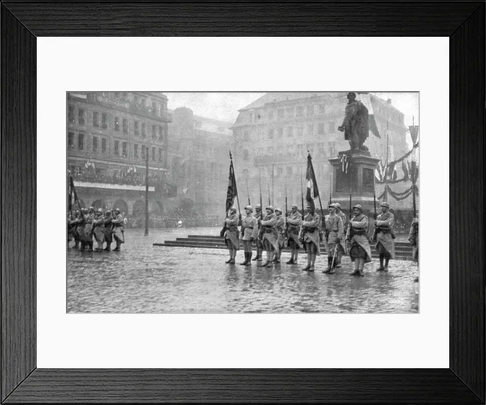 Framed Print : Petain et Foch a Strasbourg; Le 27 novembre: les troupes, au pied de la statue de Kleber... 1918. Creator: Unknown Framed Print : Petain et Foch a Strasbourg; Le 27 novembre: les troupes, au pied de la statue de Kleber... 1918. Creator: Unknown