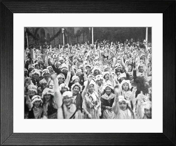 Framed Print : Les fetes du 8 decembre 1918 a Metz; Les saluts et les vivats au president de la Repub... 1918. Creator: Unknown Framed Print : Les fetes du 8 decembre 1918 a Metz; Les saluts et les vivats au president de la Repub... 1918. Creator: Unknown