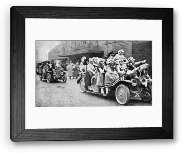 Framed Print : Les fetes du 8 decembre 1918 a Metz; La prise d'assaut des automobiles du cortege, 1918. Creator: Unknown Framed Print : Les fetes du 8 decembre 1918 a Metz; La prise d'assaut des automobiles du cortege, 1918. Creator: Unknown