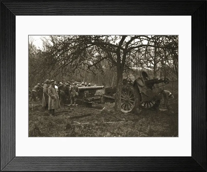 Framed Print : Dans la Bataille; Mise en batterie d'un 155 Schneider, 1918. Creator: Unknown Framed Print : Dans la Bataille; Mise en batterie d'un 155 Schneider, 1918. Creator: Unknown