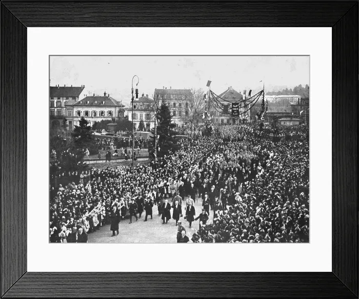 Framed Print : Les fetes de Colmar et de Mulhouse; A Mulhouse, le meme jour: le cortege presidentiel... 1918. Creator: Narain Framed Print : Les fetes de Colmar et de Mulhouse; A Mulhouse, le meme jour: le cortege presidentiel... 1918. Creator: Narain