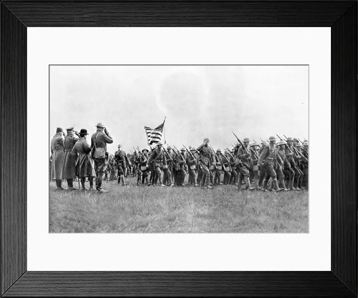 Framed Print : Les combattants de l'Amerique; Un des premiers regiments Americains engages, le 18th... 1917. Creator: Unknown Framed Print : Les combattants de l'Amerique; Un des premiers regiments Americains engages, le 18th... 1917. Creator: Unknown