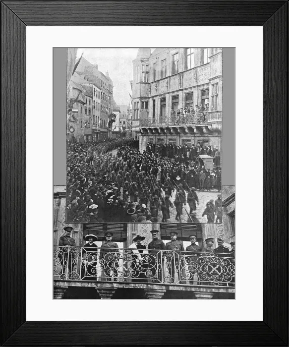 Framed Print : Les Americains dans le Luxembourg; A Luxembourg, sur le balcon du Palais, aux cotes... 1918. Creator: Unknown Framed Print : Les Americains dans le Luxembourg; A Luxembourg, sur le balcon du Palais, aux cotes... 1918. Creator: Unknown