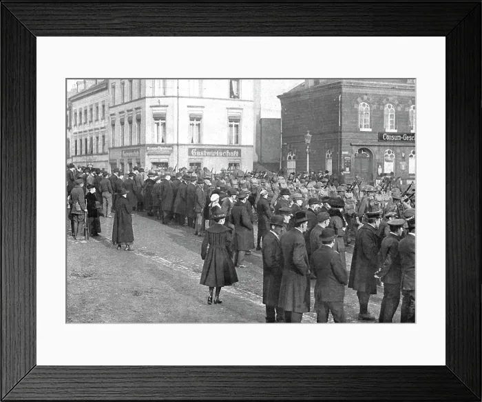 Framed Print : Les Americains en terre allemande; Le 1er decembre, les habitants de Treves, en hais... 1918. Creator: Unknown Framed Print : Les Americains en terre allemande; Le 1er decembre, les habitants de Treves, en hais... 1918. Creator: Unknown