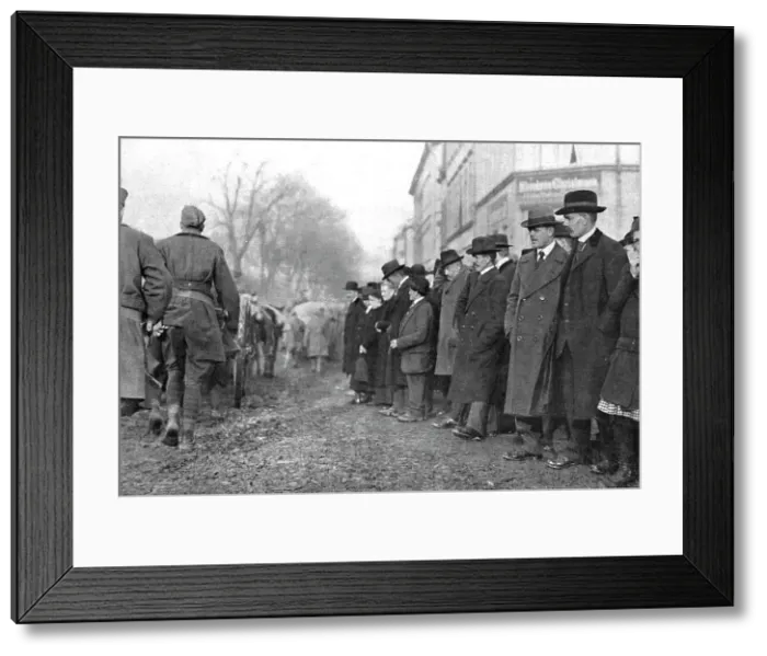 Framed Print : Les Americains en terre allemande; Quelques physionomies d'Allemands assistant a l'entrée... 1918. Creator: Signal Corps ASF Framed Print : Les Americains en terre allemande; Quelques physionomies d'Allemands assistant a l'entrée... 1918. Creator: Signal Corps ASF