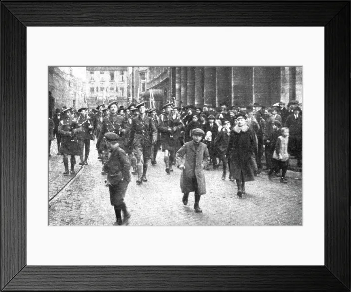 Framed Print : Les Anglais sur le Rhin; A Cologne, Les bagpipers ecossais dans les rues de Cologne... 1918. Creator: Jean Clair-Guyot Framed Print : Les Anglais sur le Rhin; A Cologne, Les bagpipers ecossais dans les rues de Cologne... 1918. Creator: Jean Clair-Guyot