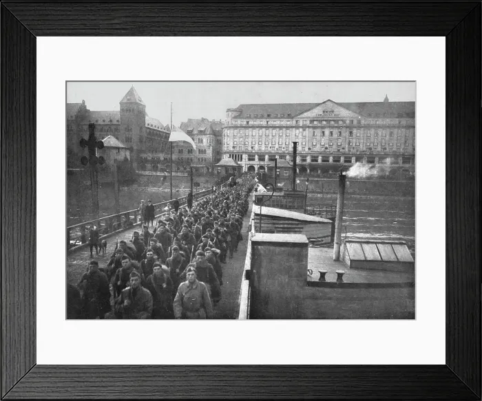 Framed Print : Les americains a Coblence; Les premieres troupes americaines traversant le Rhin a Coblence... 1918 Creator: Unknown Framed Print : Les americains a Coblence; Les premieres troupes americaines traversant le Rhin a Coblence... 1918 Creator: Unknown