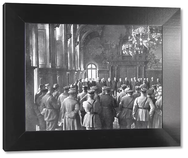 A Mayence et a Wiesbaden; le 15 decembre 1918, dans la salle d'honneur de l'Hotel de Ville... 1918 Creator: Unknown