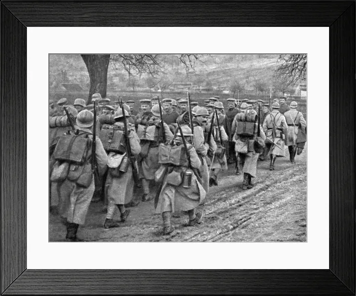 Framed Print : Dans la Bataille; Une releve d'infanterie qui monte en ligne se croise avec un convoi... 1918. Creator: Unknown Framed Print : Dans la Bataille; Une releve d'infanterie qui monte en ligne se croise avec un convoi... 1918. Creator: Unknown