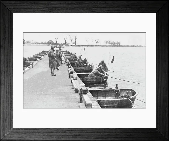 Framed Print : A Mayence et a Wiesbaden; le premier pont francais jete sur le Rhin, en avent de Mayence... 1918. Creator: Unknown Framed Print : A Mayence et a Wiesbaden; le premier pont francais jete sur le Rhin, en avent de Mayence... 1918. Creator: Unknown
