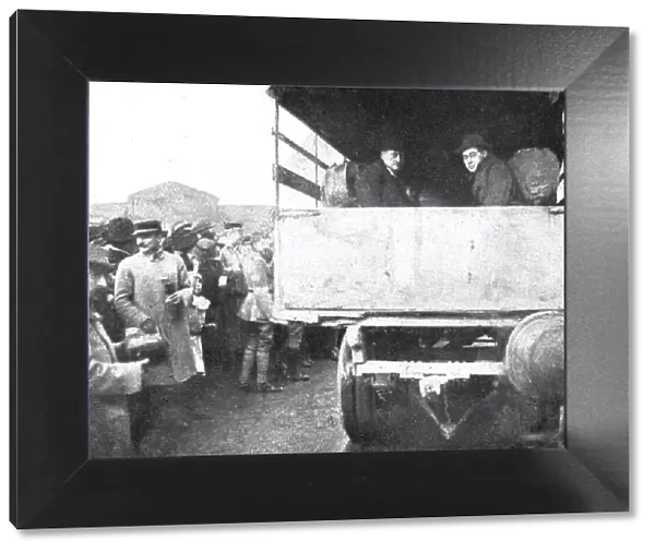 Les Indesirables; Un depart en camion automobile d'Allemands immigres en Alsace et renvoyes...1918 Creator: Unknown
