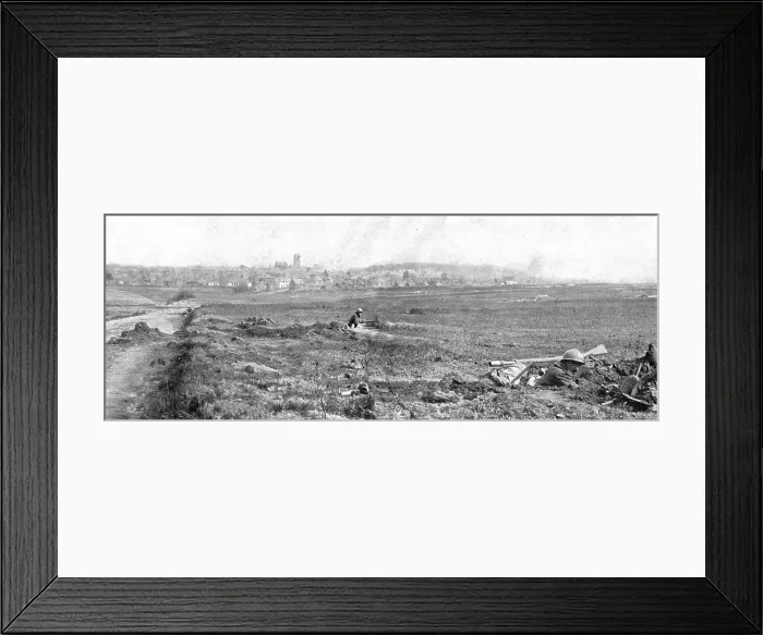Framed Print : Dans la Bataille; La defense a l'Est d'Amiens: lignes d'infanterie francaise devant Villers... 191 Creator: Unknown Framed Print : Dans la Bataille; La defense a l'Est d'Amiens: lignes d'infanterie francaise devant Villers... 191 Creator: Unknown