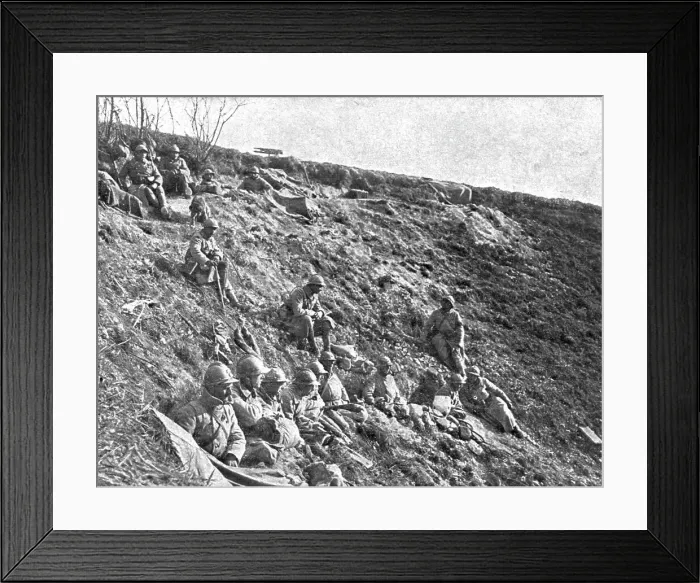 Framed Print : Dans la Bataille; Entre deux engagements, des elements d'infanterie reprennent haleine... 1918. Creator: Unknown Framed Print : Dans la Bataille; Entre deux engagements, des elements d'infanterie reprennent haleine... 1918. Creator: Unknown