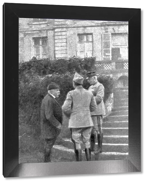 Dans la Bataille; M. Clemenceau, au Q. G. de la 1st armee, s'entretient avec les generaux... 1918. Creator: Unknown