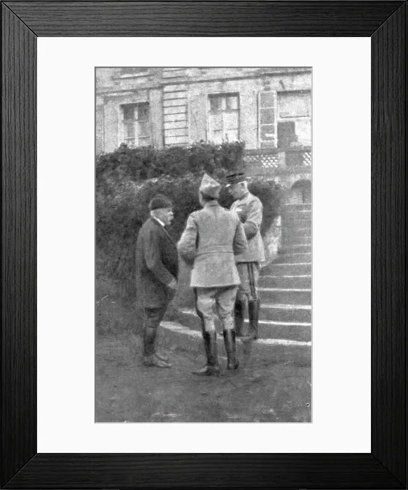 Framed Print : Dans la Bataille; M. Clemenceau, au Q. G. de la 1st armee, s'entretient avec les generaux... 1918. Creator: Unknown Framed Print : Dans la Bataille; M. Clemenceau, au Q. G. de la 1st armee, s'entretient avec les generaux... 1918. Creator: Unknown