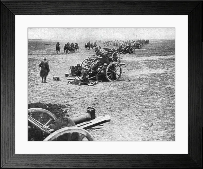 Framed Print : Dans la Bataille; L'artillerie de campagne britannique en action: pendant les penibles... 1918. Creator: Unknown