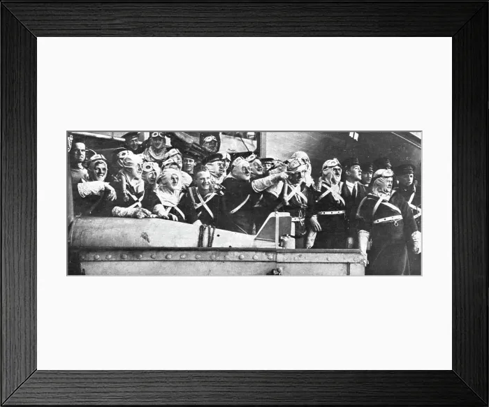 Framed Print : La Reddition de la Flotte Allemande; A bord des navires anglais designes pour aller... 1918. Creator: Unknown Framed Print : La Reddition de la Flotte Allemande; A bord des navires anglais designes pour aller... 1918. Creator: Unknown
