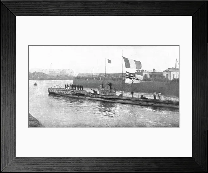 Framed Print : La Reddition de la Flotte Allemande; entrée dans les bassins de l'arsenal de Cher... 1918. Creator: Unknown Framed Print : La Reddition de la Flotte Allemande; entrée dans les bassins de l'arsenal de Cher... 1918. Creator: Unknown