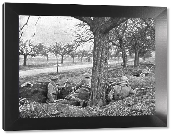 Dans la Bataille; Fusiliers mitrailleurs au bord d'une route, sous des pommiers, 1918. Creator: Unknown