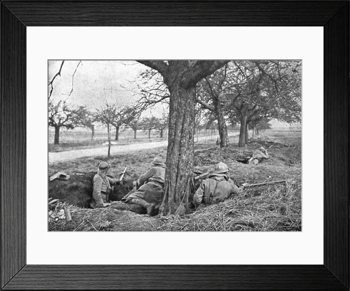Framed Print : Dans la Bataille; Fusiliers mitrailleurs au bord d'une route, sous des pommiers, 1918. Creator: Unknown Framed Print : Dans la Bataille; Fusiliers mitrailleurs au bord d'une route, sous des pommiers, 1918. Creator: Unknown