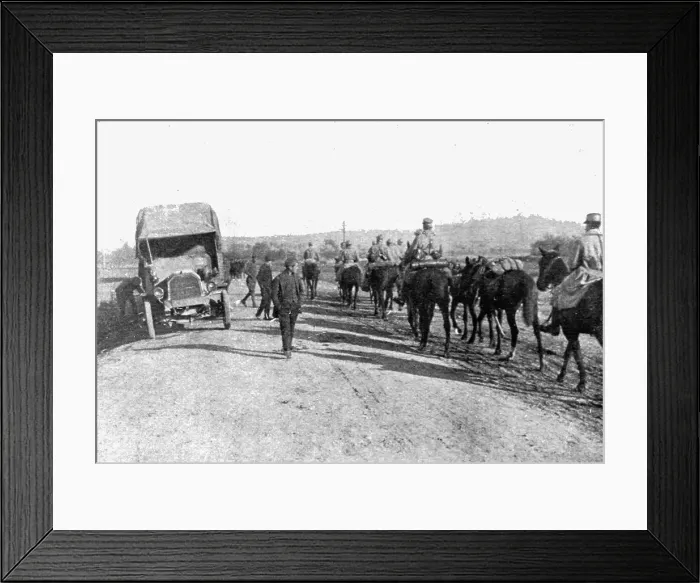 Framed Print : L'Occupation Francaise en Bulgarie; Sur une route bulgare: division francaise en marche, 1918. Creator: Unknown Framed Print : L'Occupation Francaise en Bulgarie; Sur une route bulgare: division francaise en marche, 1918. Creator: Unknown