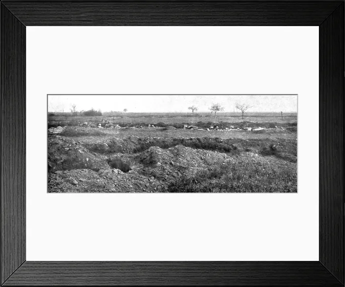 Framed Print : Dans la Bataille; Tranchee de repli occupee par des reserves d'infanterie, 1918. Creator: Unknown Framed Print : Dans la Bataille; Tranchee de repli occupee par des reserves d'infanterie, 1918. Creator: Unknown