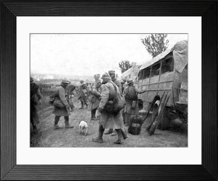 Framed Print : Dans la Bataille; Arrivee de renforts sur le terrain, 1918. Creator: Unknown Framed Print : Dans la Bataille; Arrivee de renforts sur le terrain, 1918. Creator: Unknown