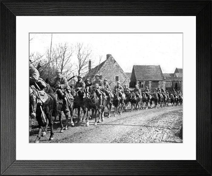 Framed Print : Dans la Bataille; Dragons montant en ligne pour renforcer des fantassins, 1918. Creator: Unknown Framed Print : Dans la Bataille; Dragons montant en ligne pour renforcer des fantassins, 1918. Creator: Unknown