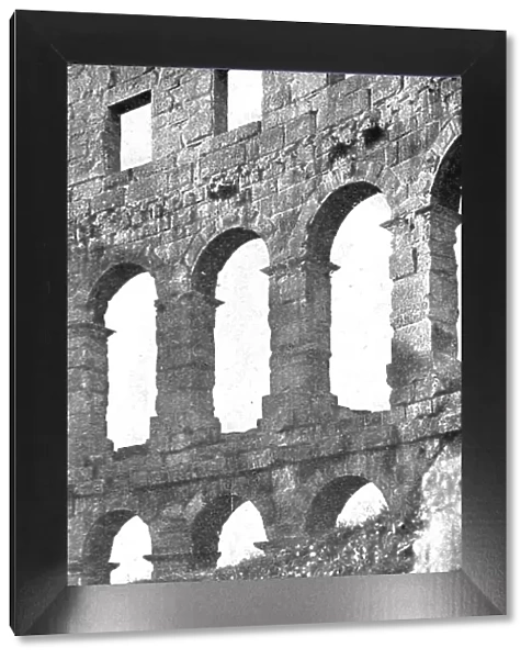 Du Bosphore a L'Adriatique; Factionnaires italiens de garde a l'amphitheatre romain de Pola, 1918. Creator: Unknown