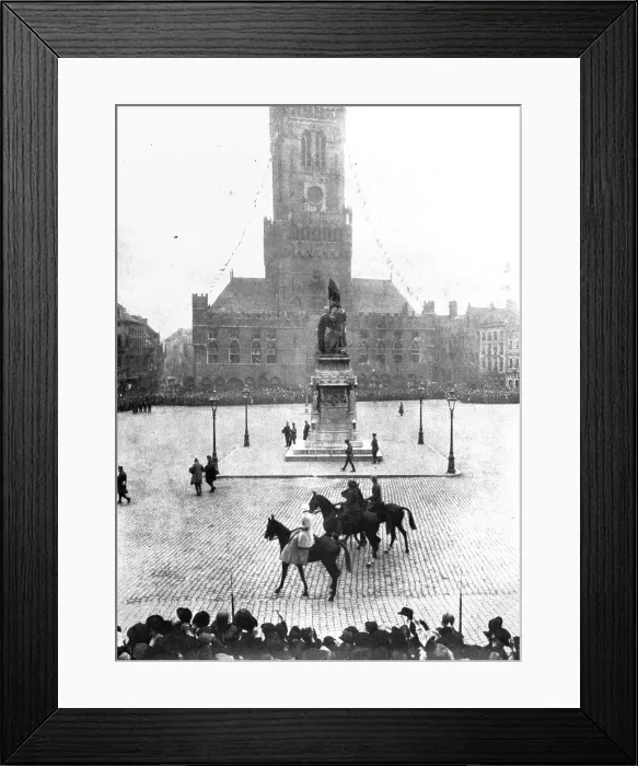 Framed Print : En Belgique delivree; L'entrée solennelle, a Bruges, des souverains belges, le 25 october 1918. Creator: Unknown Framed Print : En Belgique delivree; L'entrée solennelle, a Bruges, des souverains belges, le 25 october 1918. Creator: Unknown
