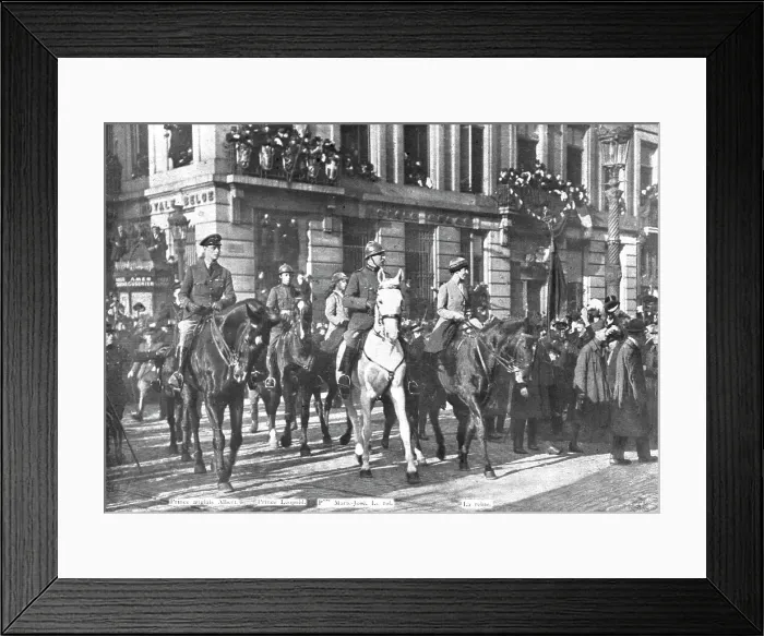 Framed Print : En Belgique delivree; L'entrée des souverains belges a Bruxelles, le 22 novembre: place... 1918. Creator: Unknown Framed Print : En Belgique delivree; L'entrée des souverains belges a Bruxelles, le 22 novembre: place... 1918. Creator: Unknown
