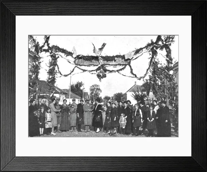 Framed Print : En Serbie Reconquise; Arc de triomphe dresse pour la reception des troupes francaises... 1918. Creator: Unknown Framed Print : En Serbie Reconquise; Arc de triomphe dresse pour la reception des troupes francaises... 1918. Creator: Unknown