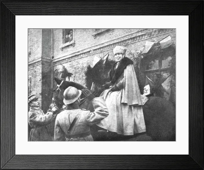 Framed Print : En Roumanie Liberee; La reine Marie, a cheval et en tenue de general, est saluee par un... 1918. Creator: Unknown Framed Print : En Roumanie Liberee; La reine Marie, a cheval et en tenue de general, est saluee par un... 1918. Creator: Unknown