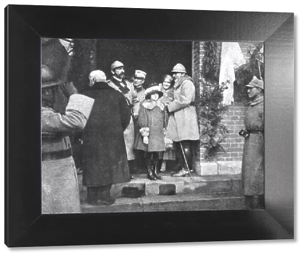 En Roumanie Liberee; La famille royale: a gauche, dans l'encadrement de la porte... 1918. Creator: Unknown