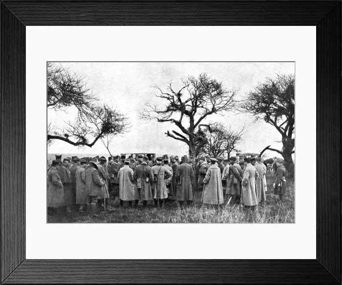 Framed Print : L amalgame franco-americain'; Critique faite a un groupe d'officiers americains par... 1918. Creator: Unknown. L amalgame franco-americain'; Critique faite a un groupe d'officiers americains par... 1918. Creator: Unknown Framed Print : L amalgame franco-americain'; Critique faite a un groupe d'officiers americains par... 1918. Creator: Unknown. L amalgame franco-americain'; Critique faite a un groupe d'officiers americains par... 1918. Creator: Unknown
