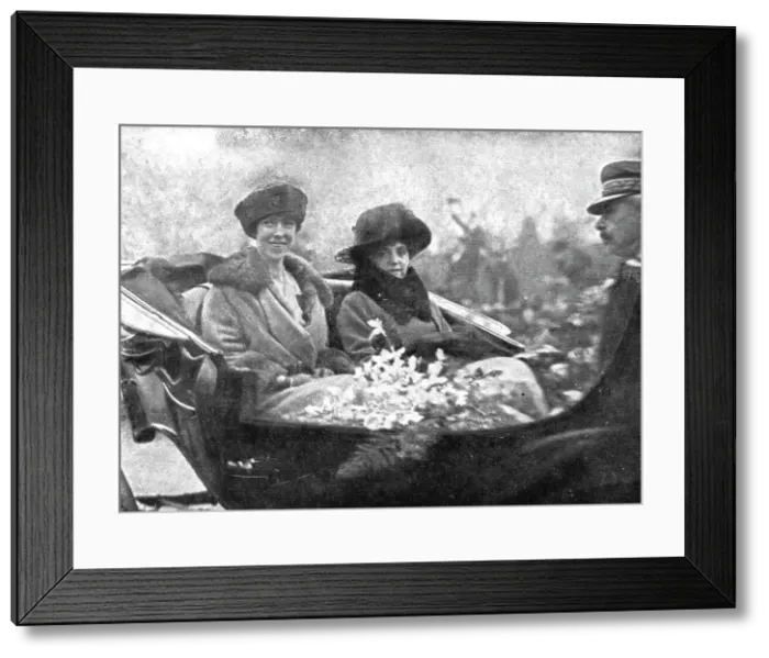 Framed Print : Les chefs d'etat Allies a Paris; L'arrivee des souverains belges, le 5 decembre: la reine... 1918. Creator: Unknown Framed Print : Les chefs d'etat Allies a Paris; L'arrivee des souverains belges, le 5 decembre: la reine... 1918. Creator: Unknown
