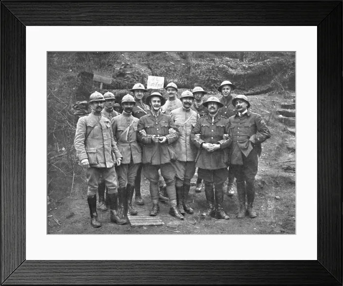 Framed Print : L'offensive ennemie dans les Flandres; Fraternite d'armes, sur le mont Kemmel: un colonel... 1918. Creator: Unknown Framed Print : L'offensive ennemie dans les Flandres; Fraternite d'armes, sur le mont Kemmel: un colonel... 1918. Creator: Unknown