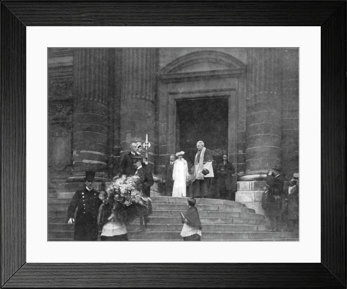 Framed Print : Les chefs d'etat Allies a Paris; La reine Elisabeth sortant de Saint-Gervais, l'eglise... 1918. Creator: Unknown Framed Print : Les chefs d'etat Allies a Paris; La reine Elisabeth sortant de Saint-Gervais, l'eglise... 1918. Creator: Unknown