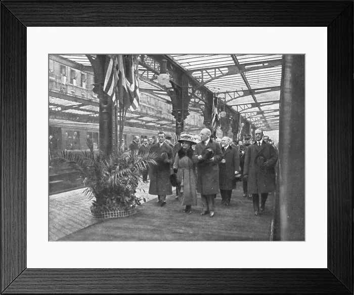 Framed Print : Les chefs d'etat Allies a Paris; A la gare du Bois de Boulogne, le 14 decembre 1918... 1918. Creator: Unknown Framed Print : Les chefs d'etat Allies a Paris; A la gare du Bois de Boulogne, le 14 decembre 1918... 1918. Creator: Unknown