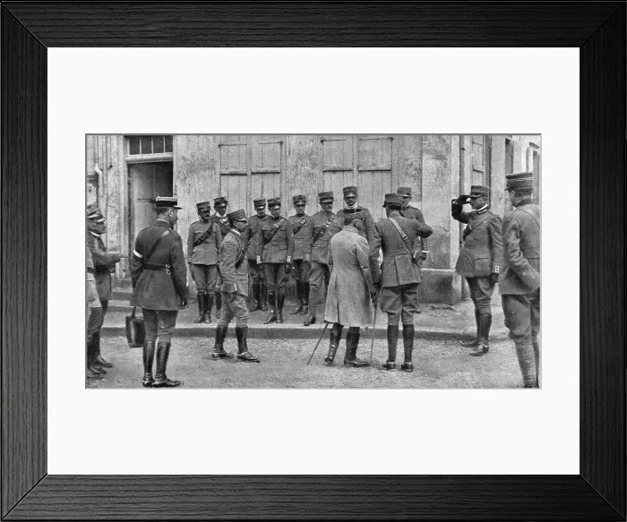 Framed Print : Dans la bataille; presentation au general Franchet d'Esperey de l'etat-major du corps... 1918. Creator: Unknown Framed Print : Dans la bataille; presentation au general Franchet d'Esperey de l'etat-major du corps... 1918. Creator: Unknown