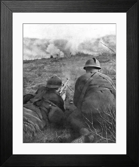 Framed Print : Dans la bataille; fusiliers mitrailleurs a la lisiere du bois de Hangard, le 28 avril 1918, 1918. Creator: Unknown Framed Print : Dans la bataille; fusiliers mitrailleurs a la lisiere du bois de Hangard, le 28 avril 1918, 1918. Creator: Unknown