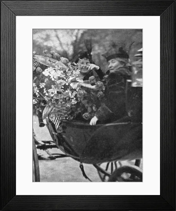 Framed Print : Les chefs d'etat Allies a Paris; Mme Wilson dans sa victoria fleurie; devant elle... 1918. Creator: Unknown Framed Print : Les chefs d'etat Allies a Paris; Mme Wilson dans sa victoria fleurie; devant elle... 1918. Creator: Unknown